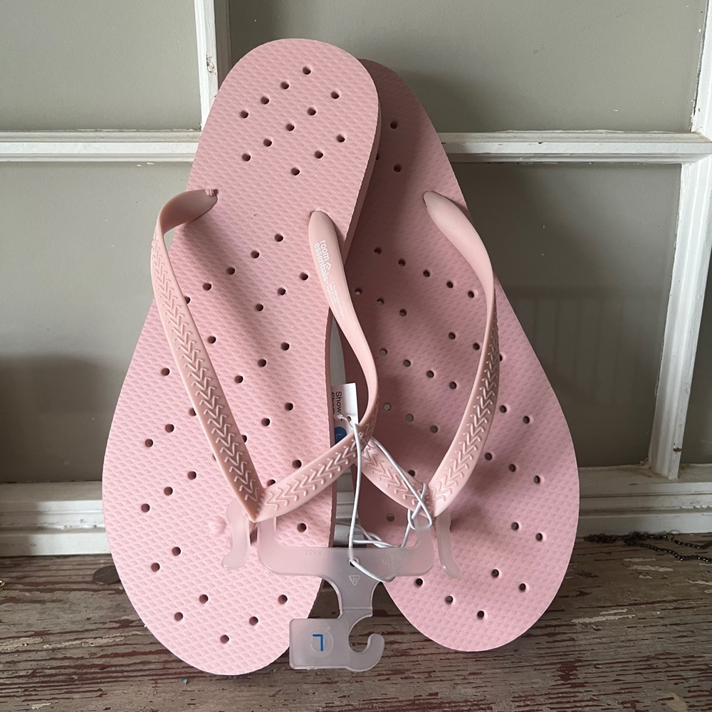 NWT ROOM ESSENTIALS Shower Shoes in Pink - Men (11/12) Women (12/13)